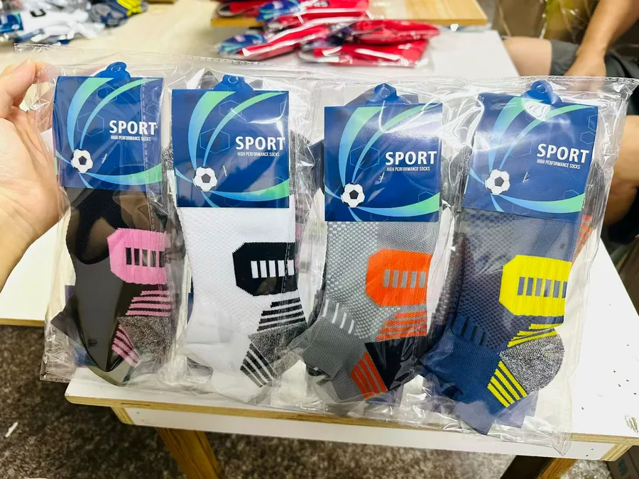 Muestras de calcetines con hangtag, tal como llegan por courier (foto real)