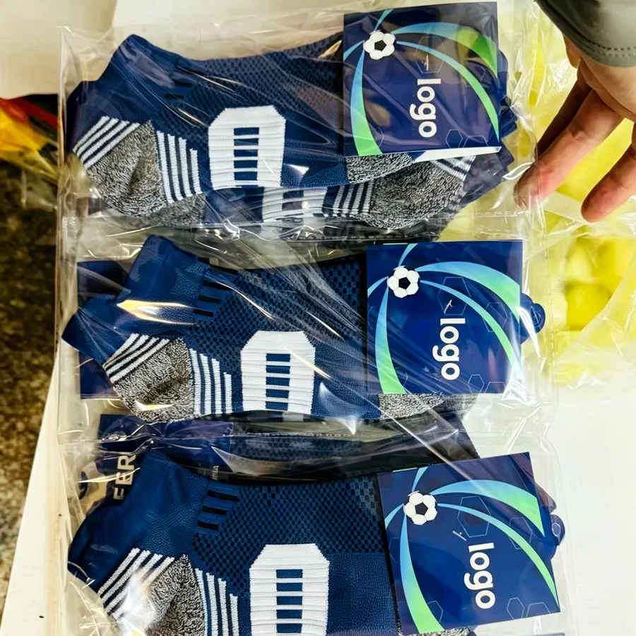 Calcetines empacados en bolsa individual con hangtag de marca